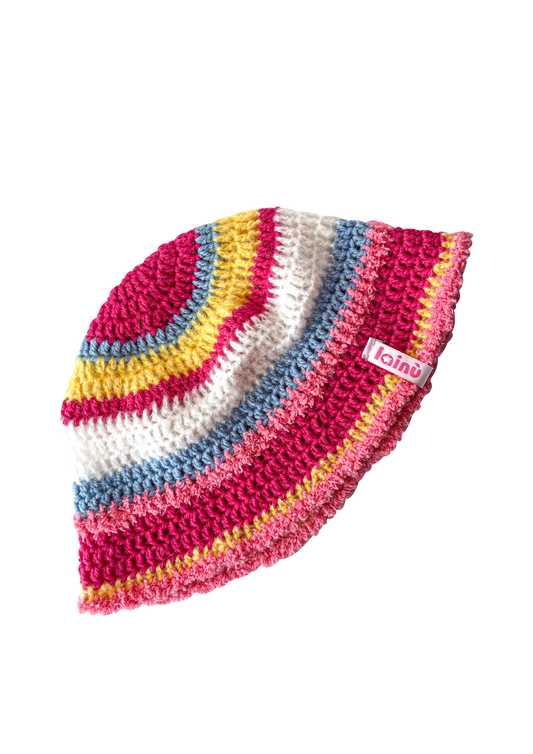 Bonnet multicolor en crochet, motif rayures